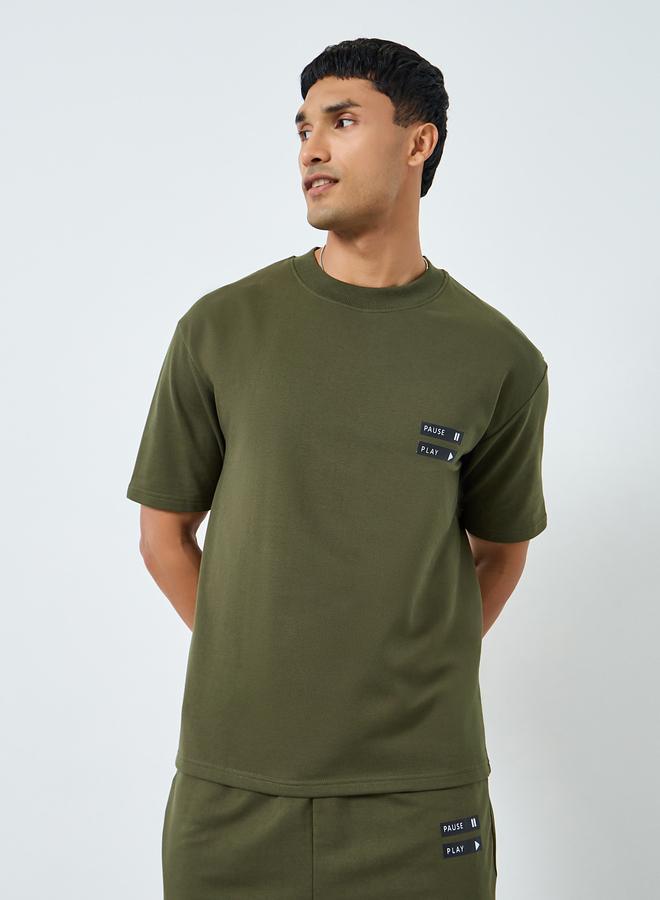 ستايلي طقم منسق من تيشيرت بقصة واسعة وجوغر للرجال - Image 2